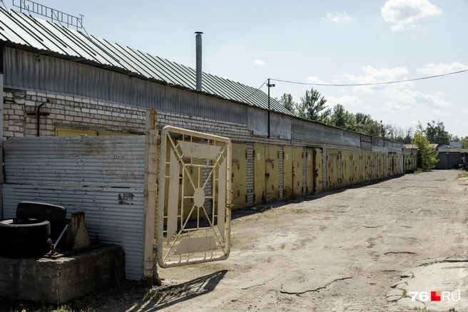 За торговым центром расположились гаражи | Источник: Александр Куренной / 76.RU