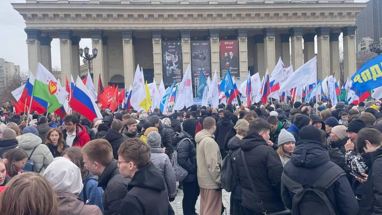 Сотни людей с флагами собрались в центре Новосибирска — фото