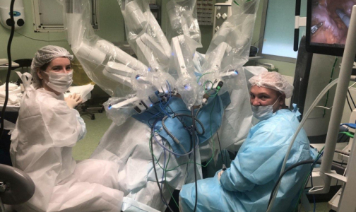 Впервые в России. В Петербурге начали оперировать пациентов с колоктеральным раком «руками» нового робота