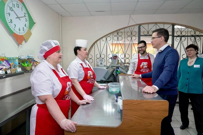 Юрий Шалабаев часто посещает школы, где есть вопросы по питанию. Но сегодня убедился, как на деле выглядит пример положительный обратной связи | Источник: пресс-служба мэрии Нижнего Новгорода