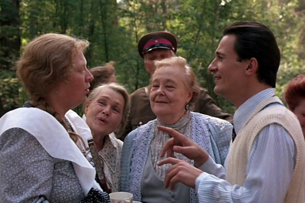 Нина Архипова (вторая слева) в фильме Никиты Михалкова «Утомленные солнцем», 1994 год