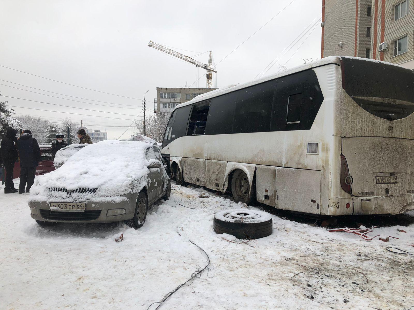 В больнице Саратова осталось пять пострадавших в жутком ДТП с автобусом  волгоградцев - 18 декабря 2021 - V1.ру