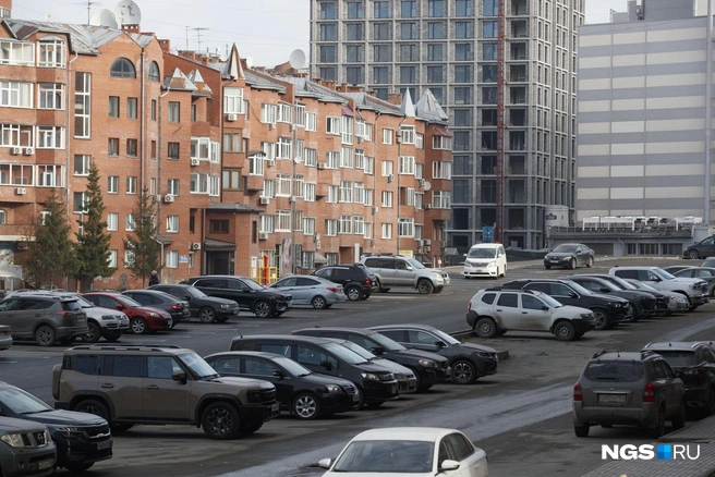 Галущака теперь тянется до Красного проспекта, возле торгового комплекса и нового ЖК построили удобные тротуары | Источник: Андрей Бортко / NGS.RU