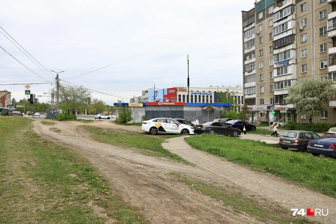 Ближе к перекрестку для пешеходов остались только тропы | Источник: Михаил Шилкин