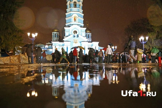 В ночь на 8 апреля горожане прошлись крестным ходом у собора Рождества Богородицы в Уфе | ufa1.ru