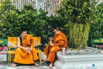 Возле храма отдыхают монахи, пьют смузи. Ничего необычного | Источник: Алина Ринчино / «ИрСити»