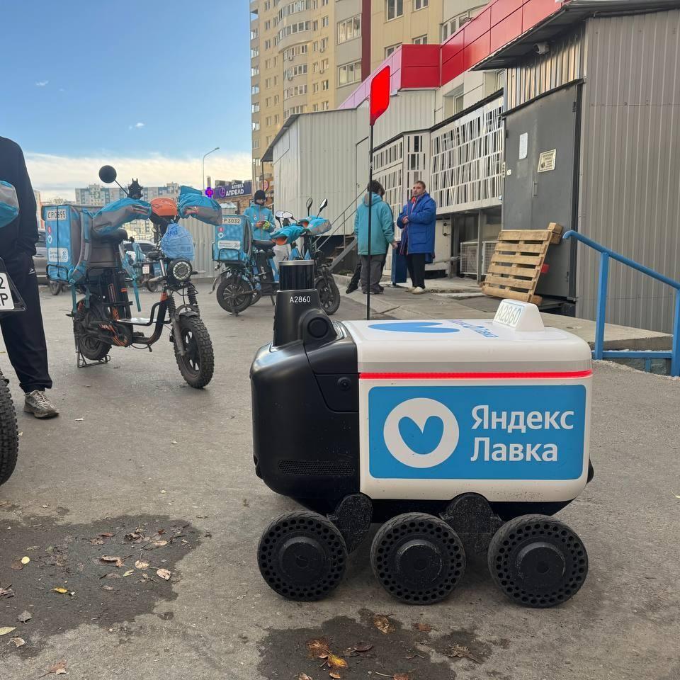По Тюмени поехали роботы-курьеры. Кто эти нелюди?
