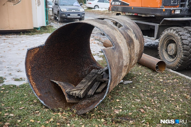 Такой была труба, которую заменили на заглушку. Примерно такого же размера, длины они на всех трех участках | Источник: Александр Ощепков / NGS.RU