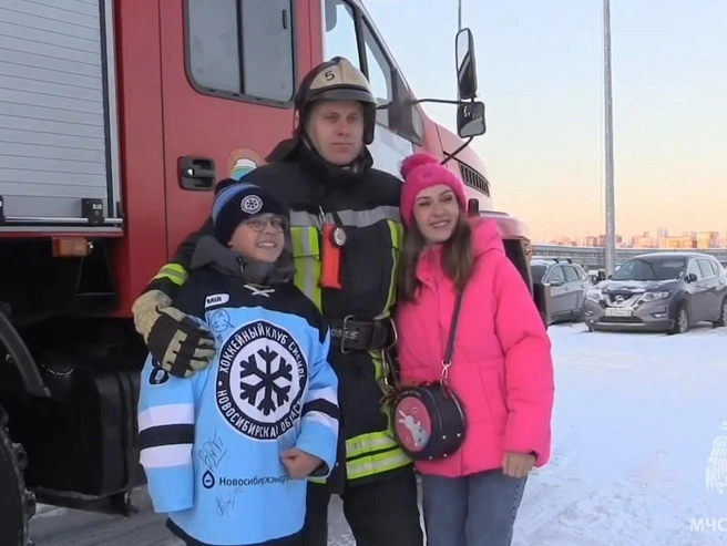 Игроки хоккейного клуба «Сибирь» оставили автографы на игровой форме для Макара. | Источник: МЧС по Новосибирской области