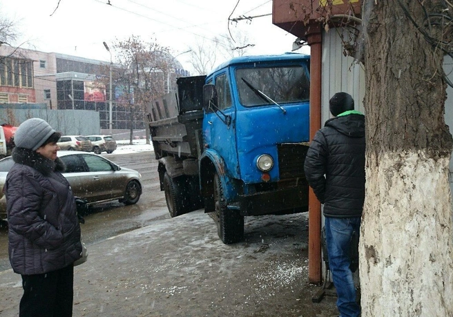 В Рязани грузовик врезался в палатку с курами-гриль | ya62.ru
