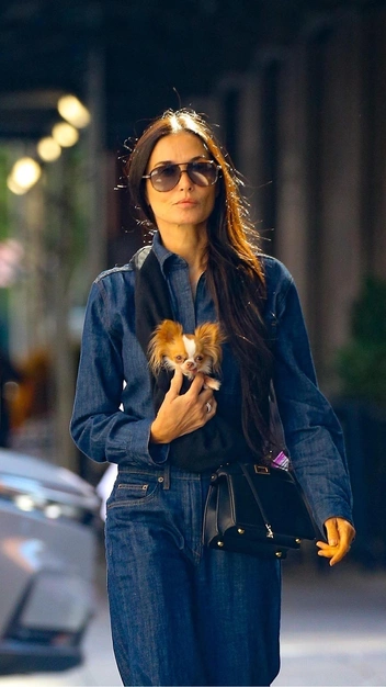 Назад в нулевые: как одеться осенью в стиле 2000-х — повторяйте модный образ Деми Мур | marieclaire.ru