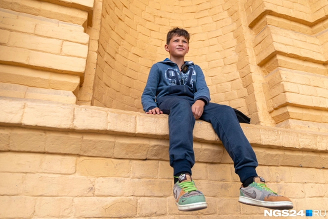 Намир готовит для папы сюрприз | Источник: Мария Ленц / NGS24.RU