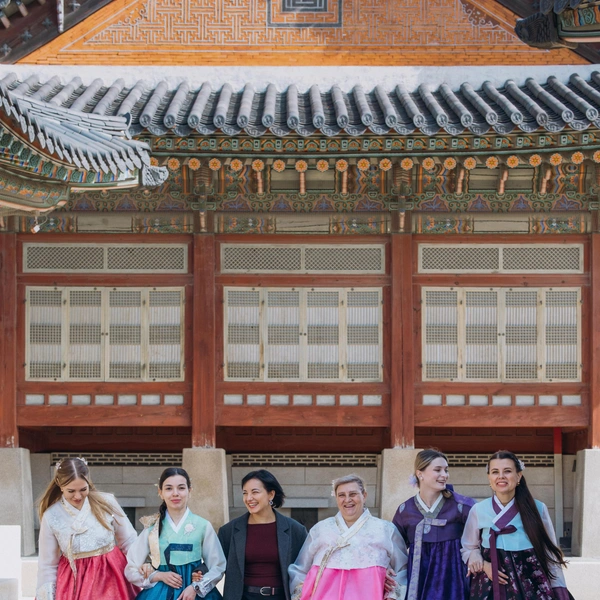 Ирина вместе с организатором тура Саидой и другими девушками | Источник: Ольга Лян