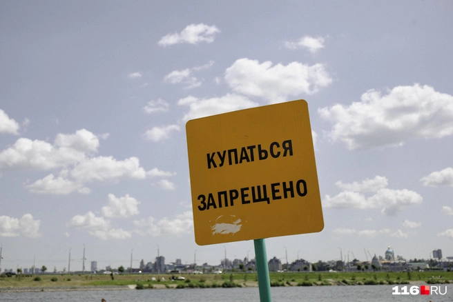 Многих горожан такие таблички не останавливают | Источник: Лина Саитова / 116.RU