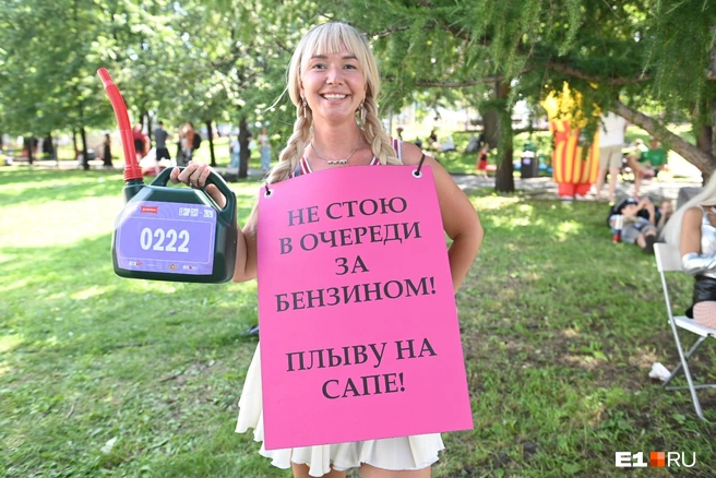 Саша сделала на фестиваль самый актуальный костюм — про бензин | Источник: Дмитрий Емельянов / E1.RU