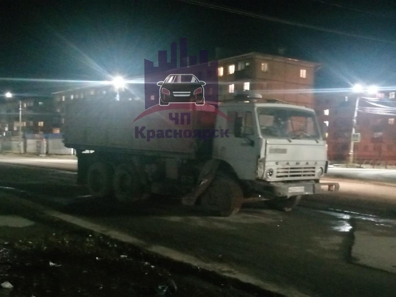 Пьяный водитель КАМАЗа протаранил в Ужуре 10 авто - 19 октября 2020 -  НГС24.ру