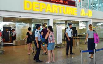 Зарабатывали на бесплатной услуге: за что арестовали 5 сотрудников аэропорта Бали?