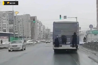 Подростки-зацеперы ехали на автобусе в Ленинском районе