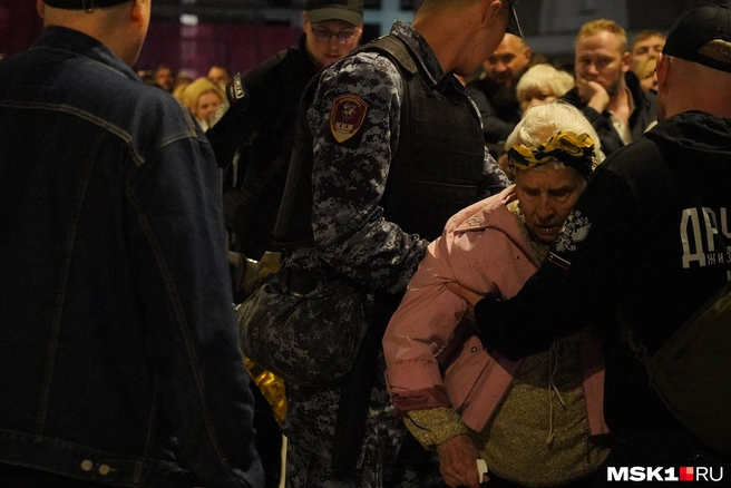 Женщину под руки уводили из толпы, позже ее завернули в термоодеяло | Источник: Артем Рамазани-Зубов / MSK1.RU