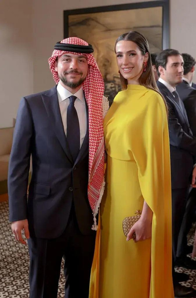 Первая тиара: принцесса Иордании Раджва на первом официальном портрете в честь 30-летия