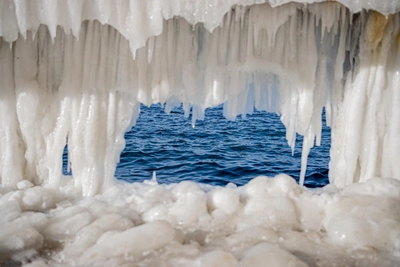 Незнакомка в новогоднем колпаке устроила заплыв в ледяном море