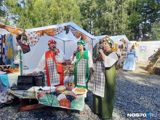 Женщины раздают вайб народными песнями | Источник: Анастасия Харламова / NGS70.RU