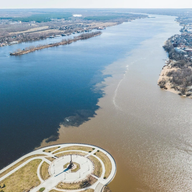 Воды с коричневым оттенком на фото — Которосль | Источник: Александр Давидик / Vk.com