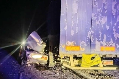 Driver of VAZ-2107 Crashes into Two Trucks Near Sorochinsk