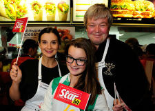 Российские звезды встанут за кассы «Макдоналдса» ради детей