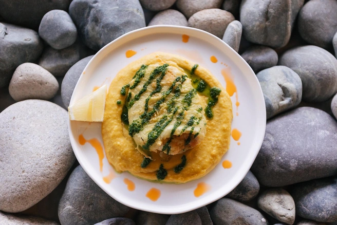 Кальмар в панировке с сырным муссом и кукурузным пюре | Источник: Инна Кузнецова