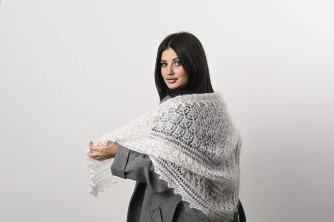 Ажурный пуховый платок выглядит очень нежно | Источник: «Кисы Якутские»