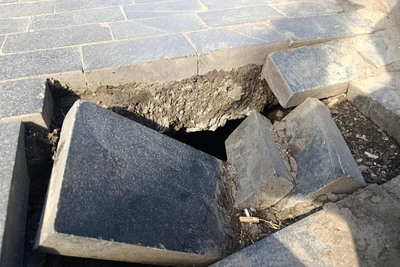 В центре Иркутска на Чкалова провалился тротуар
