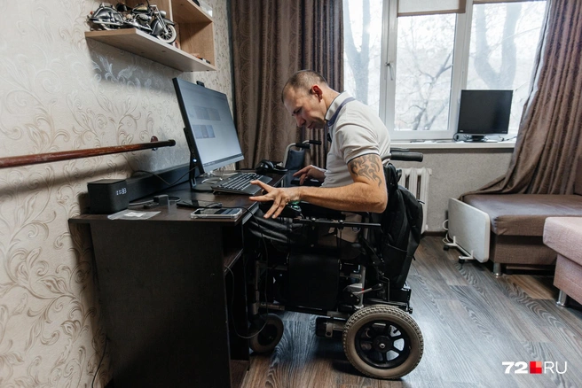 Евгений тратит несколько минут, чтобы подъехать к компьютеру | Источник: Ирина Шарова / 72.RU