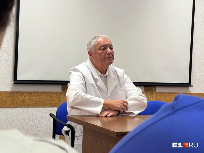 Ян Габинский рассказал, что обращался к губернатору Денису Паслеру с просьбой оставить его главврачом на год, и надеется на его помощь | Источник: Ксения Маринина / E1.RU