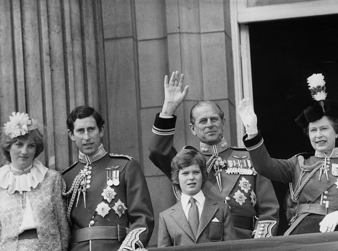 От Дианы до Кейт Миддлтон: самые яркие «балконные» кадры Trooping The Colour