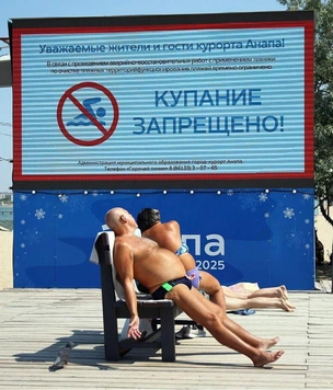 Взрослые загорают, дети купаются, рядом собирают мазут: посмотрите, что творится на побережье Анапы прямо сейчас