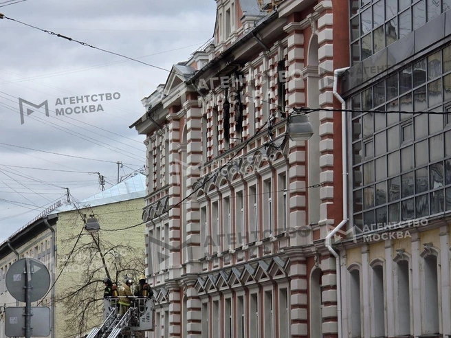 Огонь разгорелся на 4-м этаже | Источник: АГН «Москва» / T.me