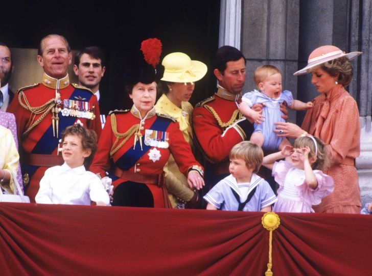 От Дианы до Кейт Миддлтон: самые яркие «балконные» кадры Trooping The Colour