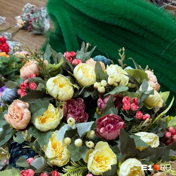 Траурная композиция из искусственных цветов  | Источник: предоставлено героиней публикации