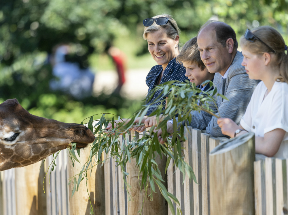 Королевская идиллия: принц Эдвард и герцогиня Софи провели день с наследниками | marieclaire.ru