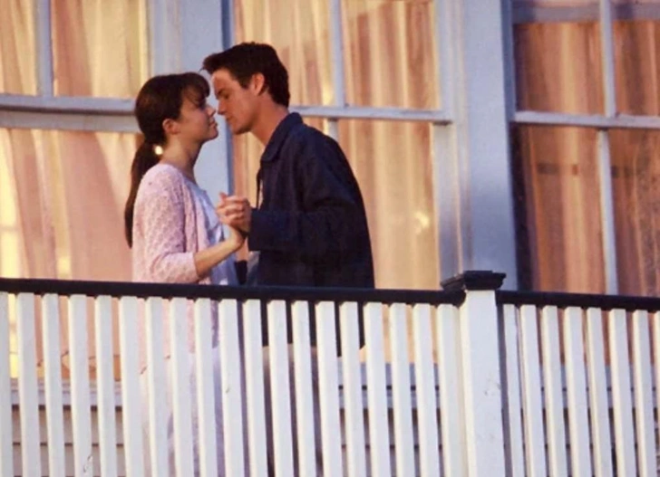 События романа разворачиваются в 1958 году, но создатели картины решили перенести действие в наше время | Источник: Кадр из фильма «Спеши любить»