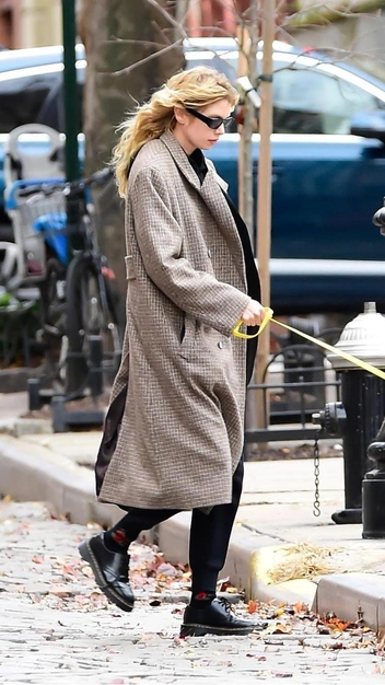 Инвестиция в гардероб: Стелла Максвелл нашла стильное пальто — оно никогда не выйдет из моды | marieclaire.ru