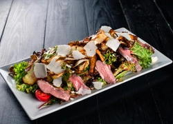 Удивите гостей: 5 теплых салатов для новогоднего стола, которые заменят вам надоевший оливье