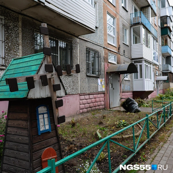 На придомовых клумбах практически пусто, сезон зелени завершается | Источник: Евгений Софийчук / NGS55.RU