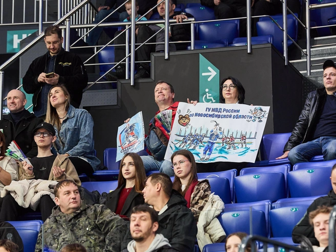 На трибунах арены болельщики новосибирской команды ГУ МВД поддерживали игроков с красочными плакатами. | Источник: Александр Ощепков / NGS.RU