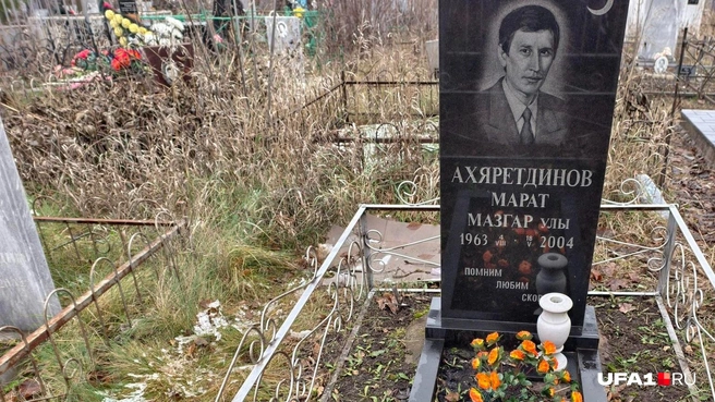 На могиле высажены цветы | Источник: Булат Салихов / UFA1.RU