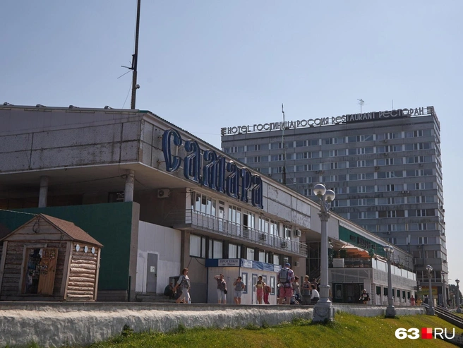Билеты на прогулки по Волге можно купить в кассах на улице | Источник: Роман Данилкин / 63.RU