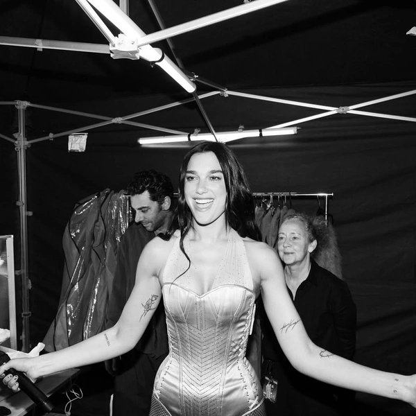 Цветочный сезон: повторяем летний маникюр Дуа Липы | Источник: Dua Lipa / Instagram