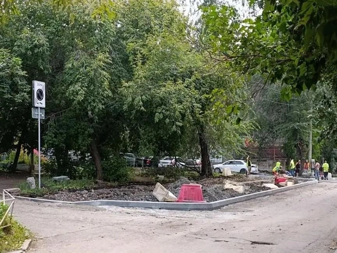 На месте бывшей парковки появилась заготовка под газон | Источник: читатель 74.RU
