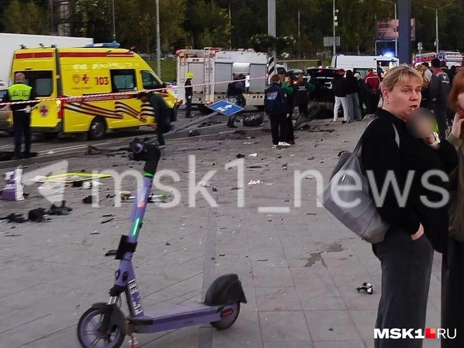 Куски шин разлетелись по дороге и тротуару | Источник: Читатель MSK1.RU